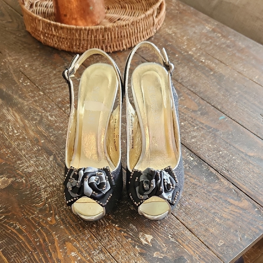 Elegant Black High Heels with Streamlined Silhouette